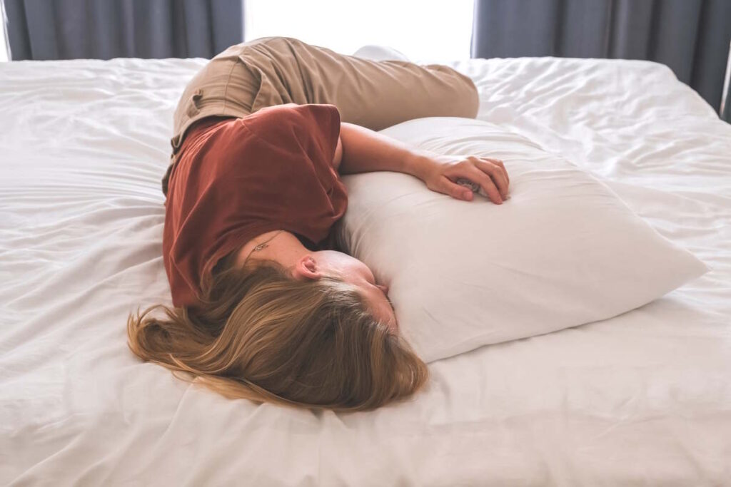 Personne allongée sur le côté et soutenue par un coussin
