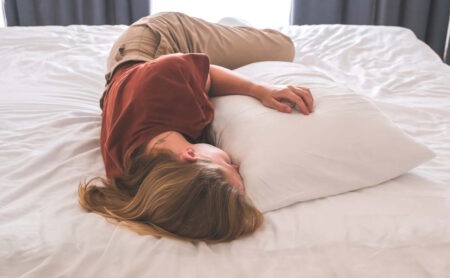 Personne allongée sur le côté et soutenue par un coussin